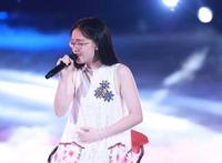 郭沁个人资料简介 腿是怎么回事为什么坐在椅子上唱