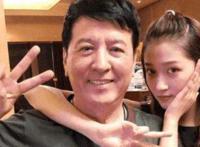 关少曾个人资料第一任妻子是谁 48岁才有关晓彤