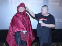 岳云鹏与撞脸烧烤哥见面，还穿同款雨衣为新片做宣传