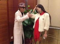 干露露当众解衣怎么回事 母亲放出了一张征婚照