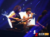 我们一起看月亮爬上来是什么歌，看月亮爬上来歌曲介绍