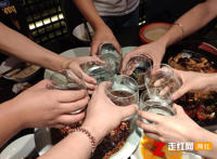 兄弟你累了吗让我陪你喝二两是什么歌，兄弟二两酒歌曲介绍