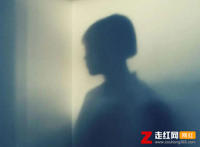 你在怀疑你在叹息你在拒绝我靠近是什么歌，万拒歌曲介绍