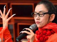 杨丽萍豪宅被拆原因 指甲太长吃饭都要人喂