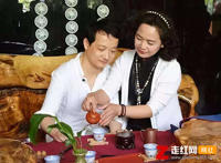 崔万志和老婆李丽梅的相识相伴，李丽梅崔万志的孩子几岁了
