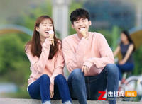 这夜晚的酒吧杯中的酒花是什么歌，两个世界歌词分享