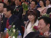 春晚灵异事件汇总有哪些 台下的白衣女子不停的鼓掌