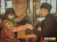 老妹儿啊你等会儿啊是什么歌，依兰爱情故事歌曲介绍
