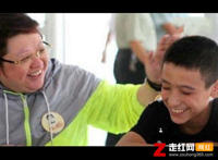 潘子灏现在跟谁生活，3岁父母双亡成孤儿被韩红收养