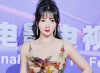 柳岩摔倒秀美背结果太尴尬 柳岩最近怎么不火了再出现却引热议