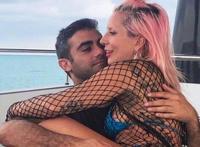 Lady Gaga公布恋情晒照秀恩爱 Lady Gaga新男友个人资料曝光不简单