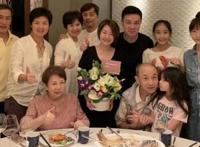 小S全家福曝光公婆罕见出镜 小S老公穿情侣装再破感情不和说法