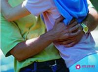男生搂女生的腰代表着什么意思