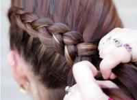 夏天中长发怎么扎好看