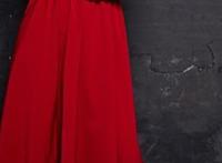 红色连衣裙配什么颜色大衣好看