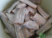 带鱼怎么去鱼鳞?带鱼的鱼鳞怎么刮图解