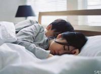 情侣交往多久适合发生性行为 情侣一起睡觉男生能忍住吗