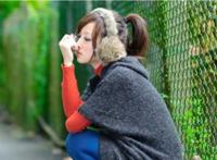 晚上爷爷总是压到妈妈身上，看到爷爷和妈妈抱在一起