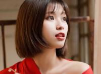 大型大巴车最后一排被轮流问好 在车里被要了好几次