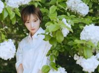 爸爸前面开车我抱着妈妈去姥姥家 爸爸让我照顾妈妈