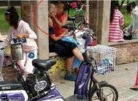 老汉与中年女子街头激吻，黄昏恋爱也疯狂