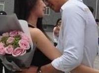 开豪车到大学求爱,帅气广场舞加玫瑰花赢得美人心