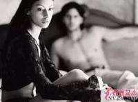 大学女老师穿婚纱求婚男学生 两人现场拥吻