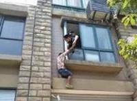 小伙被逼婚后跳楼，父母啥都管让人难以忍受!
