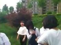 女生河边群殴女同学，残暴程度不逊男生