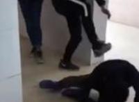 中学生校厕遭围殴,孩子犯错家长遭殃