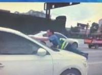 执法人员被顶引擎，“黑车”司机企图逃脱检查