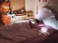 宝贝乖一点把腿岔开，我挺起的下体抵到了她双腿间！