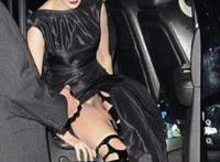 在车上被舔插上流水，私处被弄又红又肿！