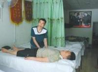 妻子被按摩师玩弄小说，按摩房里回荡着妻子那诱人的呻吟声！