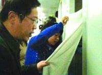 妈妈在臥铺火车上，妈妈反手摸我的下面！