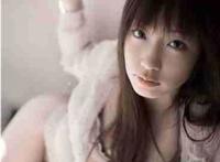 男女强吻摸下面，他把我按在了墙上开始强吻！