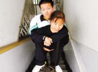 玩同学母亲大屁股，儿子看着妈妈那血迹斑斑的乳房低下了头！