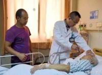 男子撞倒散步老人，比亲儿子照顾得还好