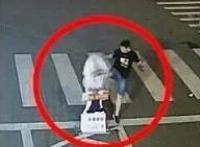 男子殴打卡通交警，飞起一脚将卡通交警踹倒在地