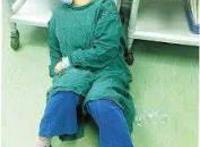 怀孕护士跪地托举，为了保证胎儿呼吸跪地30多分钟