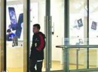 苹果店长殴打家长，双方各执一词究竟谁之过