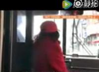 华裔老人遭骂抽打，公交车上红衣女子歧视华人