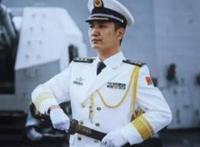 海军首次授剑仪式,被授予人的姓名刻于剑刃之上