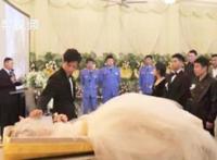 男子在殡仪馆办完婚礼办葬礼是怎么回事？