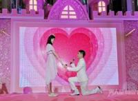 何猷君被曝求婚，九万九千九十九朵玫瑰做现场布置