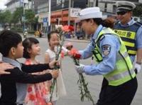 女孩为母亲向交警道歉，妈妈逆行心里过不去