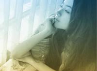 被情伤过的女人，无法遮掩眼中的凄凉！