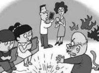孙女扫墓沉迷手机，爷爷拐杖怒揍儿子