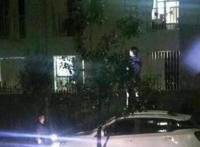 男子开车高校表白，把学校的保安大叔给召唤来了