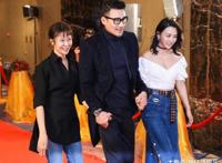 胡兵新恋情曝光，席间与女士亲密互动